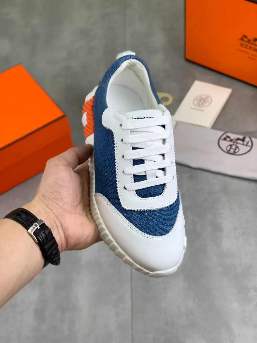 Men's men's shoes 💰P580 New model Top version Original order Hermes Men's Drift Sneaker Summer new casual sports shoes Original purchase, development, production H family men's classic series, technical breathable fabrics with cowhide, casual sports shoes, casual shoes, sports dad shoes combine high-tech breathable materials and cowhide, H family exclusive button decoration on the side. The outsole is full of H italic design and bright colors to show vitality and continue the brand design inspiration. Stroll around the city lightly and feel free and comfortable. Delivered in exquisite packaging 🛍📦 ▪️Fabric: original customized breathable material + first-layer cowhide ▪️Inner: cowhide feet ▪️Outsole: molded and evacuated PU+TPU material ▪️Size: 35-45 Multiple colors available Premium packaging